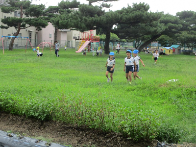 園庭で遊ぶ園児
