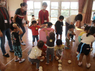 玉入れをするふれあい児