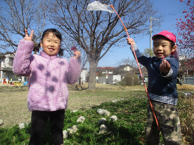 春を見つけた年中児