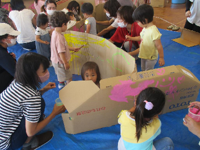 絵具遊びをするふれあい児