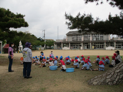 人と自然の博物館の方の話を聞く園児