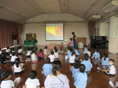 スクリーンで虫の様子を見せてもらう園児