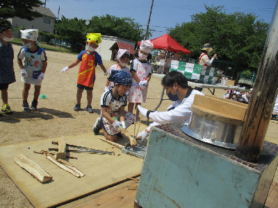 薪割り体験をする園児
