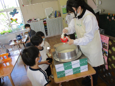 炊き上がったご飯をよそってもらう園児たち