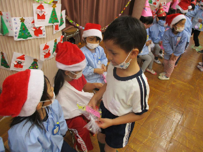 プレゼントを渡す年中児