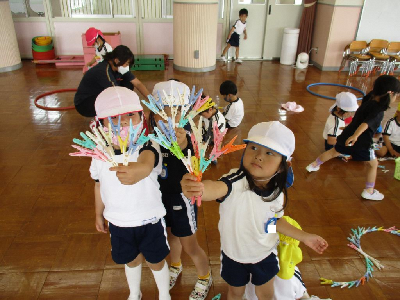 おのえっこグループで洗濯バサミ遊びをしている様子
