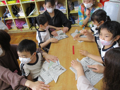 年中児親子で兜を折る