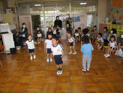 律動をしている年少児