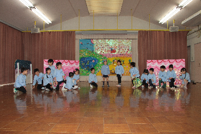 おやゆびひめのお話で遊ぶ年長児