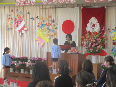 卒園証書をいただく年長児
