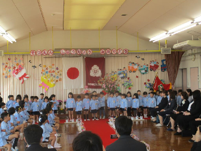 卒園児にお祝いの歌を歌う年中児と年少児