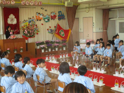 修了式に参加する年中児と年少児