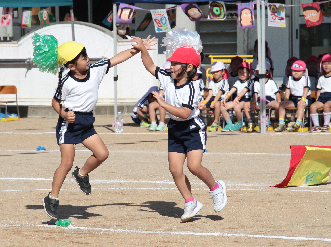 帽子取りをする年長児