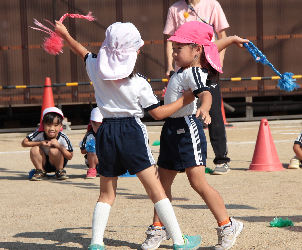 しっぽとりをする年中児