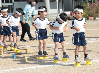 パカポコを披露する年少児