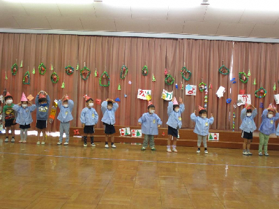 ダンスをする年少児