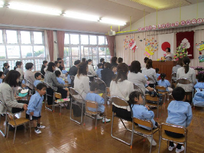 入園式に参加する親子
