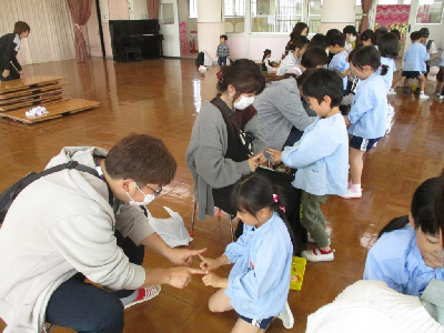 親子でふれあい遊びをする5歳児