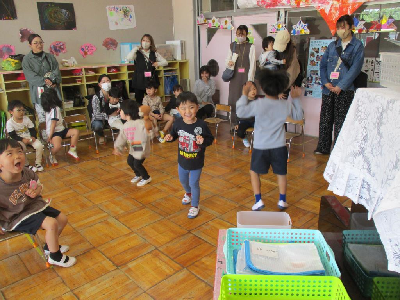 ピアノの音に合わせて体を動かす4歳児