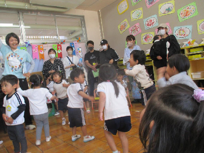 体操をする3歳児