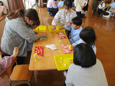 親子で木工こいのぼりを作る5歳児