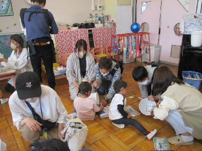 親子で植木鉢に絵をかく3歳児