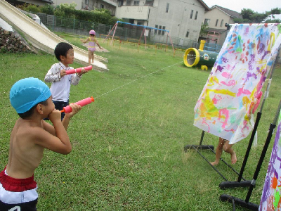 自分たちで作った的を水鉄砲で狙って遊ぶ年中児