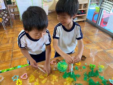 寒天遊びを楽しむ年長児