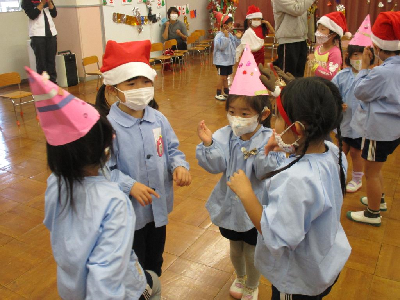 ダンスをする園児