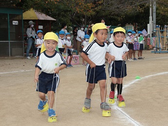 ぱかぽこをする年少児