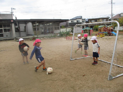サッカーをする年中児