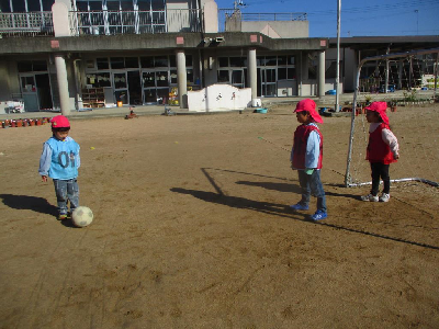 サッカーをする年中児