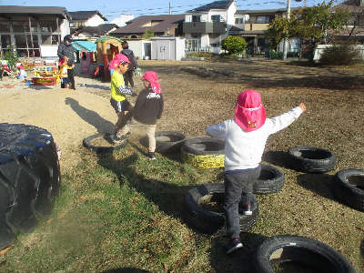 タイヤ鬼ごっこをする年中児
