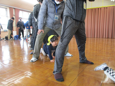 足くぐり