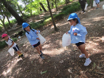 どんぐり拾いをする園児