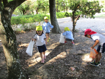 秋見つけをする園児