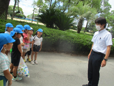 小学校にエコキャップを持っていく年長児