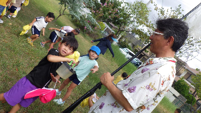 虫取りをする園児