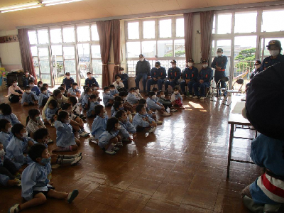 火災についての話を聞く園児