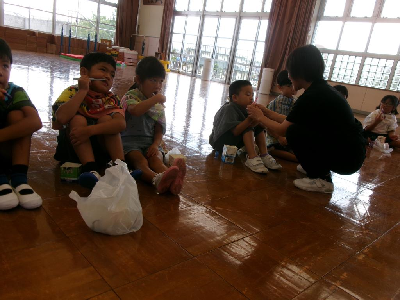 ブラッシング指導を受ける園児