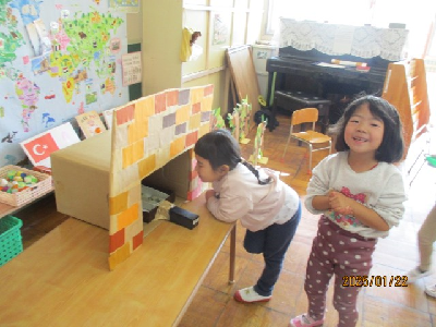 パンをパン窯でやく園児