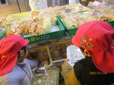 パン屋さんで実際に買い物をする園児