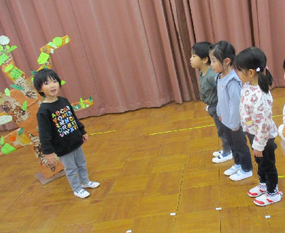 お話遊びを楽しむ園児