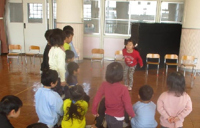 友達の表現を見る年中児