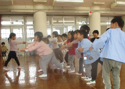 タガメになりきる年中児