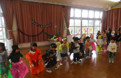 ハロウィンパーティーに参加する園児