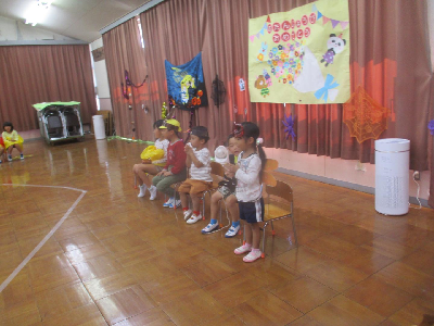 誕生会に参加する園児