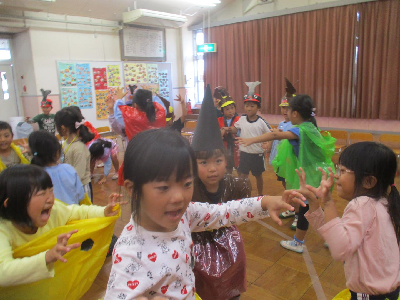 ハロウィンダンスを楽しむ園児