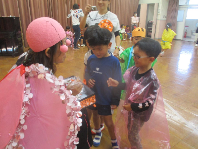 ハロウィンのお菓子をもらう園児
