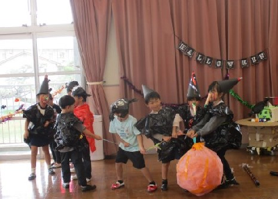ハロウィンの劇をする年長児